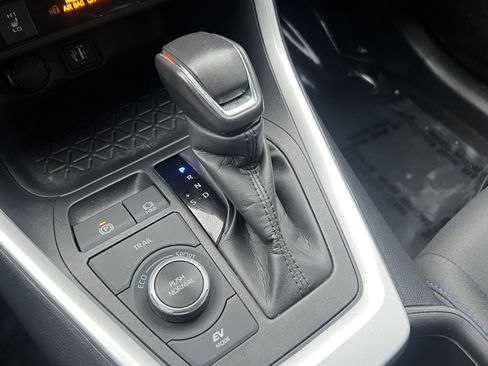 Used 2024 Toyota RAV4 SE image 31