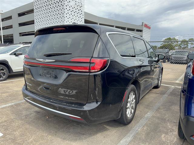 Used 2025 Chrysler Pacifica Select FWD image 5