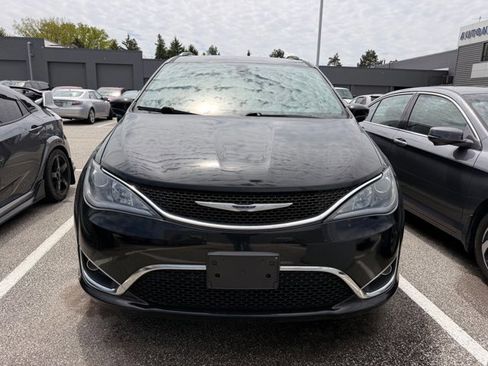 Used 2019 Chrysler Pacifica Touring-L FWD image 2