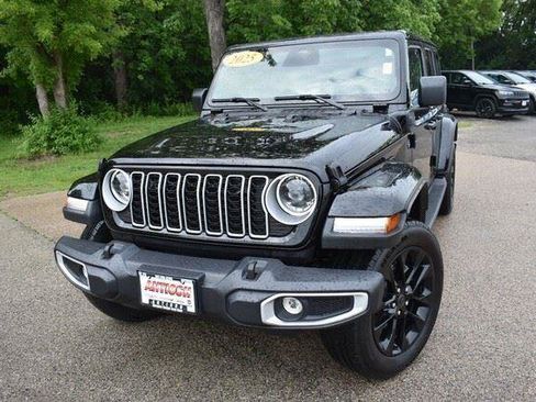 Used 2025 Jeep Wrangler Sahara 4xe AWD/4WD image 12
