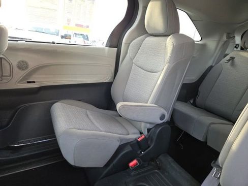 Used 2023 Toyota Sienna LE image 25