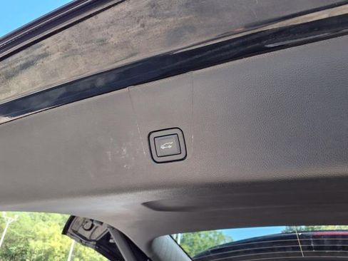 Used 2023 Chevrolet Traverse RS image 32