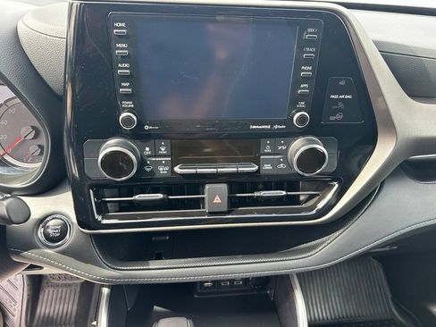 Used 2022 Toyota Highlander LE AWD/4WD image 18