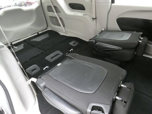 Used 2023 Chrysler Voyager LX FWD image 33