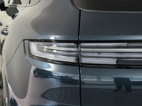 Certified 2025 Porsche Cayenne image 12