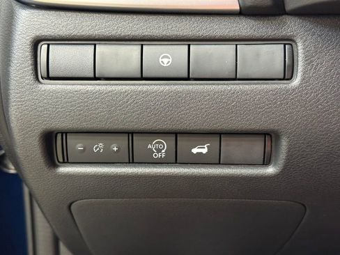 Used 2025 Nissan Rogue SV image 28