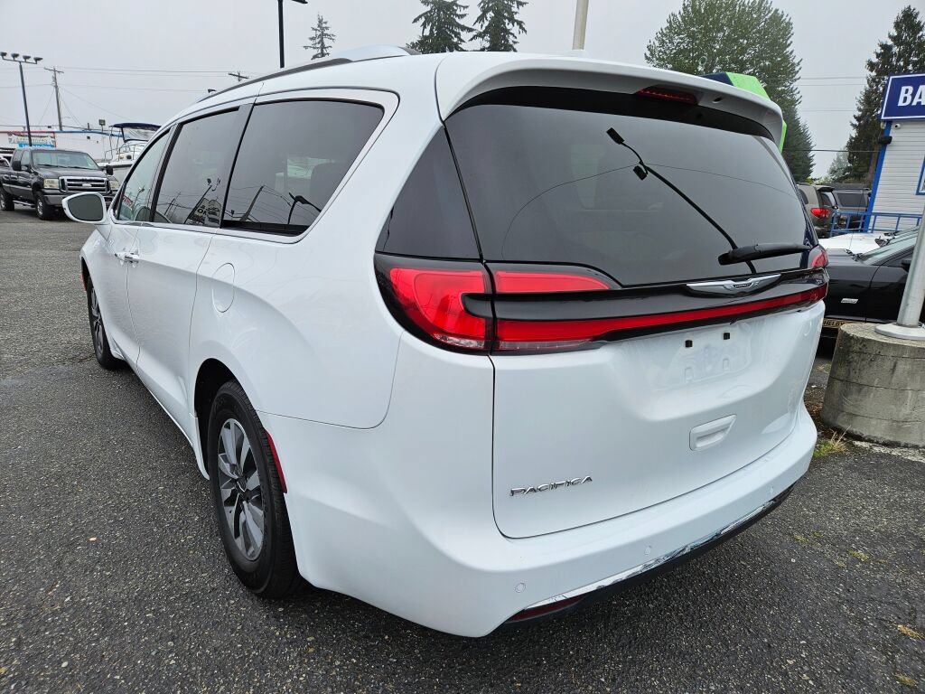 Used 2021 Chrysler Pacifica Touring-L FWD image 3
