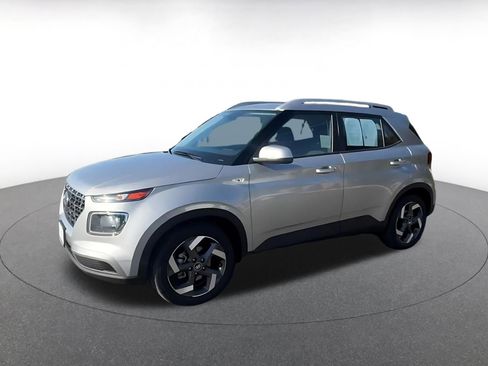 Used 2025 Hyundai Venue SEL image 8