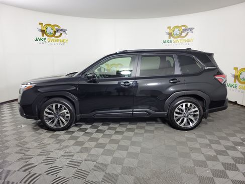 Used 2025 Subaru Forester Touring AWD/4WD image 2