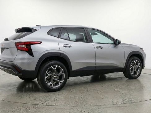 Used 2025 Chevrolet Trax LT w/ LT Convenience Package image 9