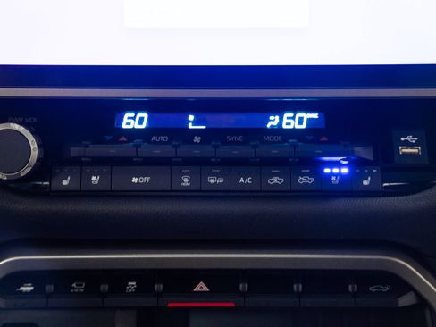 Used 2025 Toyota Tundra Limited AWD/4WD image 25