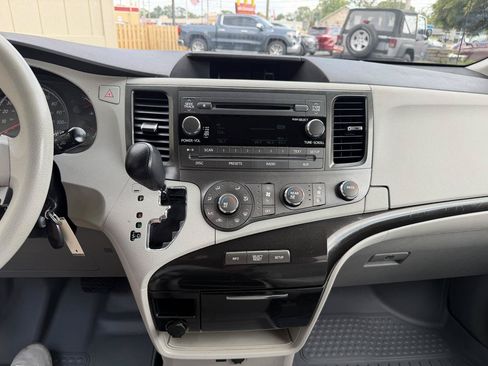 Used 2011 Toyota Sienna LE w/ Towing Pkg FWD image 16