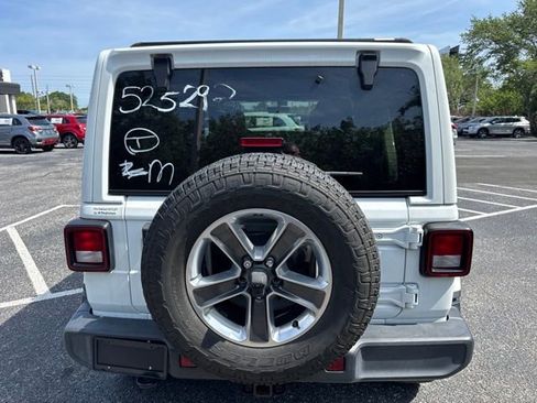 Used 2019 Jeep Wrangler Unlimited Sahara AWD/4WD image 5