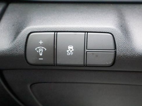 Used 2025 Hyundai Elantra Limited FWD image 18