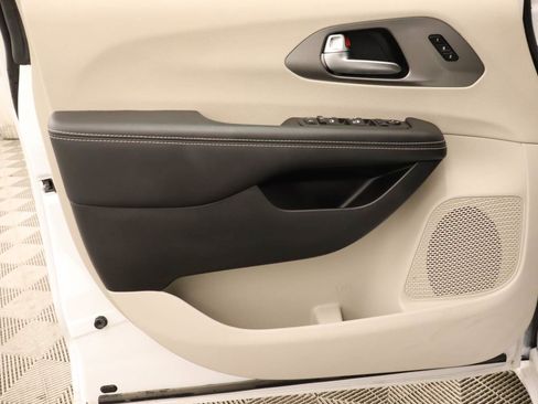 Used 2024 Chrysler Pacifica Touring-L FWD image 17