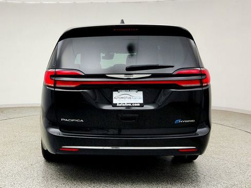 Used 2022 Chrysler Pacifica Touring-L FWD image 6