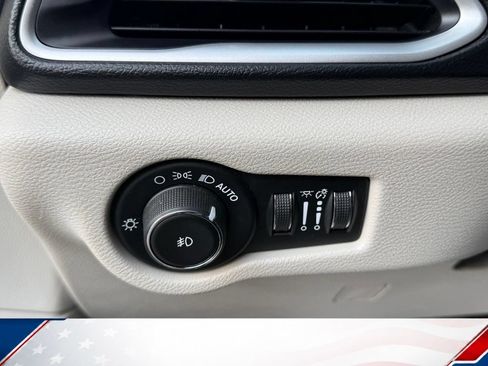 Used 2019 Chrysler Pacifica Touring-L FWD image 17