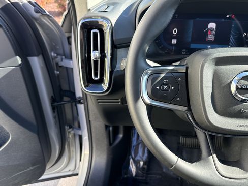 Used 2025 Volvo XC40 B5 Core image 19