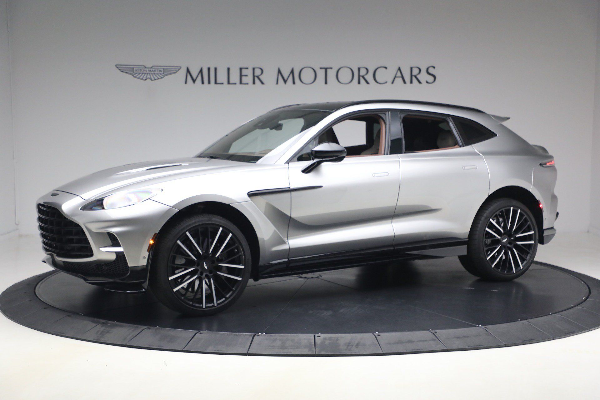 Used 2023 Aston Martin DBX 707 AWD/4WD image 2