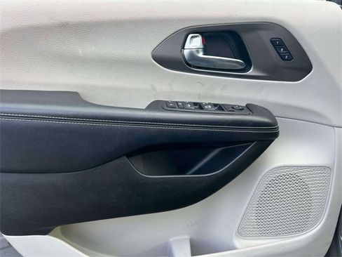 Used 2023 Chrysler Pacifica Touring-L image 12