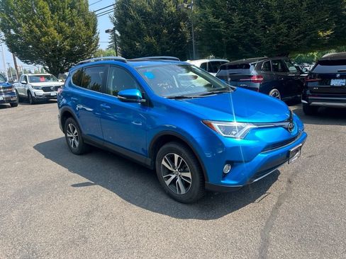 Used 2017 Toyota RAV4 XLE AWD/4WD image 2