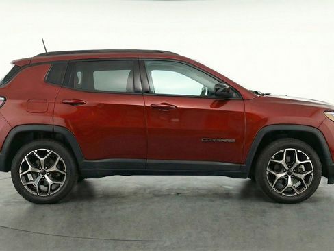 Used 2025 Jeep Compass Limited image 11