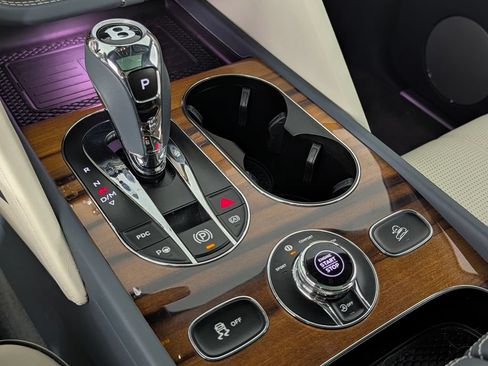 Used 2022 Bentley Bentayga AWD/4WD image 35