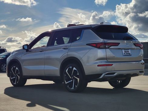 Used 2024 Mitsubishi Outlander SE Black Edition image 2