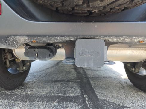 Used 2021 Jeep Wrangler Unlimited Sahara AWD/4WD image 9