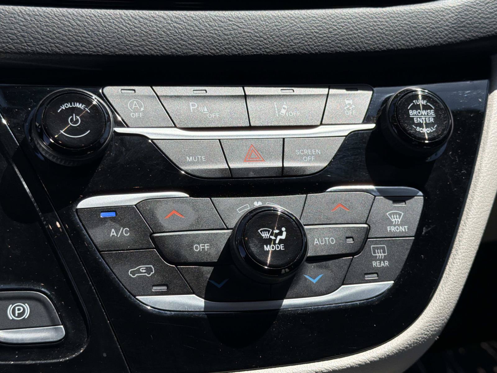 Used 2023 Chrysler Pacifica Touring-L FWD image 13