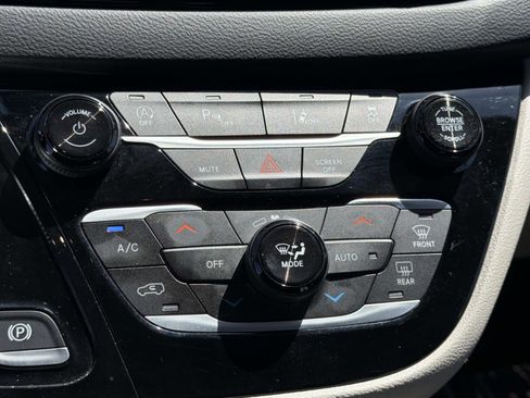 Used 2023 Chrysler Pacifica Touring-L image 13