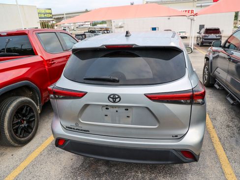 Used 2023 Toyota Highlander LE FWD image 9