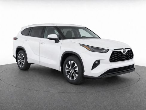 Used 2024 Toyota Highlander XLE AWD/4WD image 7