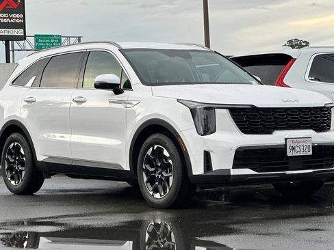 Used 2024 Kia Sorento S image 9