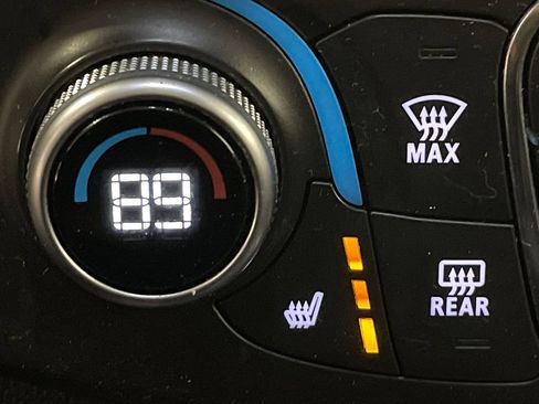 Used 2021 Chevrolet Traverse LT image 31