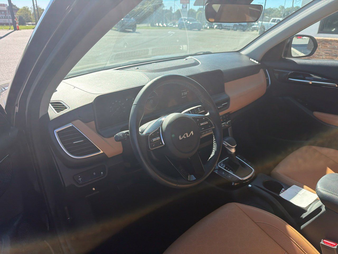 Used 2024 Kia Seltos EX AWD/4WD image 4