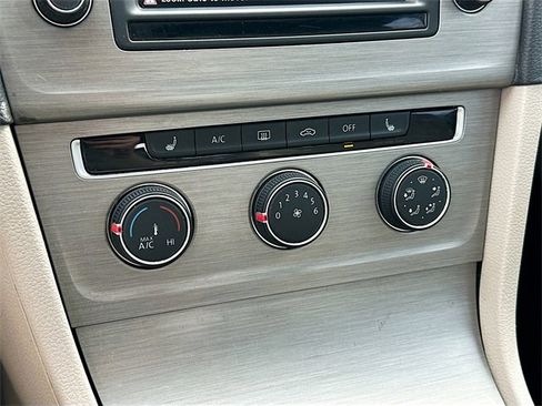 Used 2016 Volkswagen Golf SE image 15