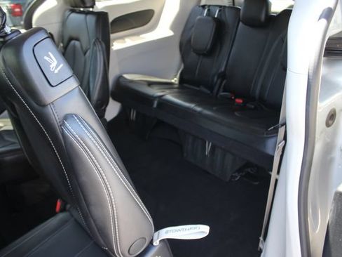 Used 2023 Chrysler Pacifica Touring-L FWD image 24