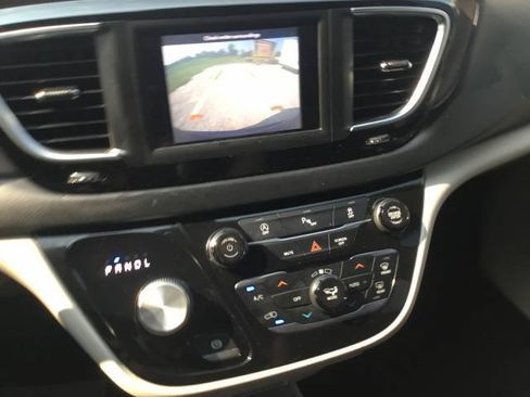Used 2018 Chrysler Pacifica Touring Plus w/ Tire & Wheel Group FWD image 18