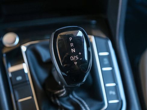 New 2025 Volkswagen Taos SE w/ Panoramic Sunroof Package FWD image 18