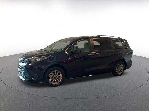 Used 2025 Toyota Sienna XLE FWD image 6