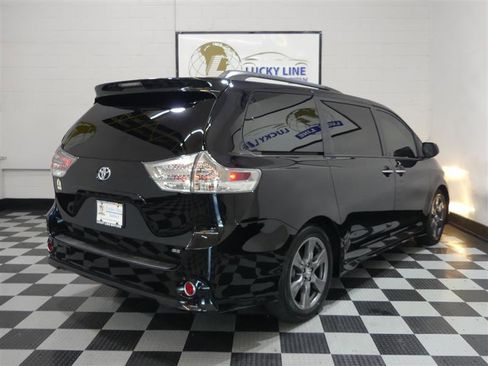 Used 2017 Toyota Sienna SE Premium image 10