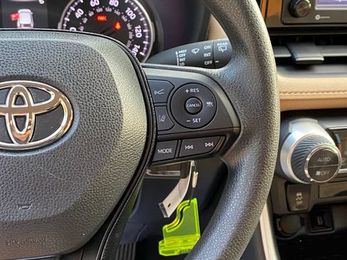 Used 2021 Toyota RAV4 LE AWD/4WD image 15