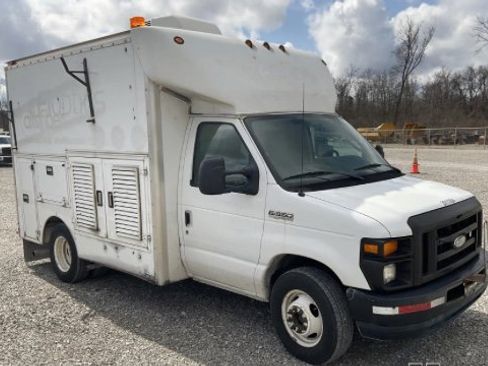 Used 2011 Ford E-350 and Econoline 350 Super Duty image 2