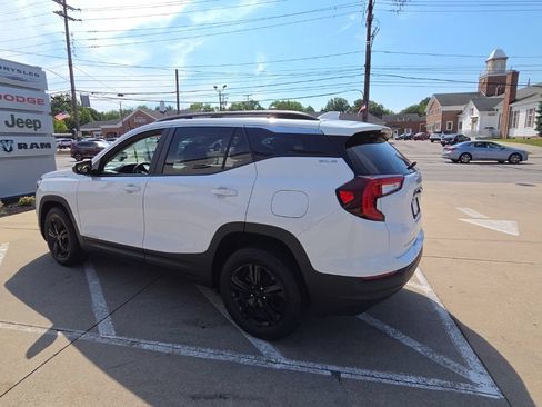 Used 2022 GMC Terrain SLE w/ Driver Convenience Package AWD/4WD image 9