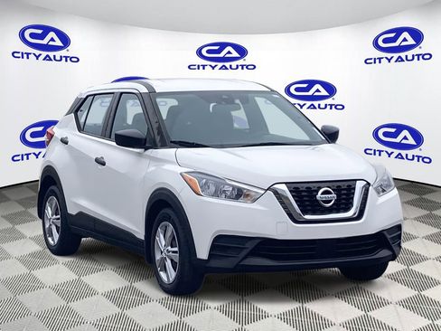 Used 2020 Nissan Kicks S image 1