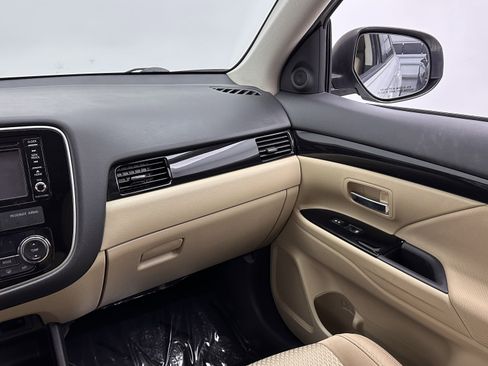 Used 2016 Mitsubishi Outlander SE image 24