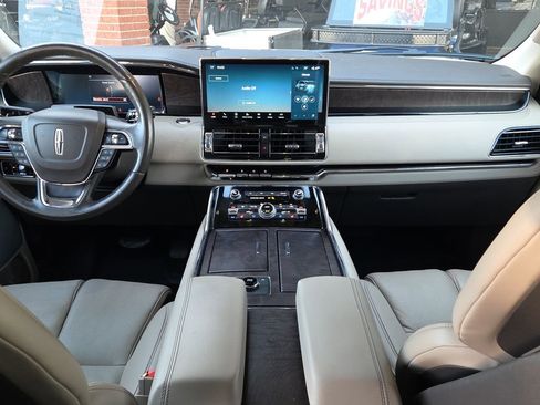 Used 2024 Lincoln Navigator Reserve image 11
