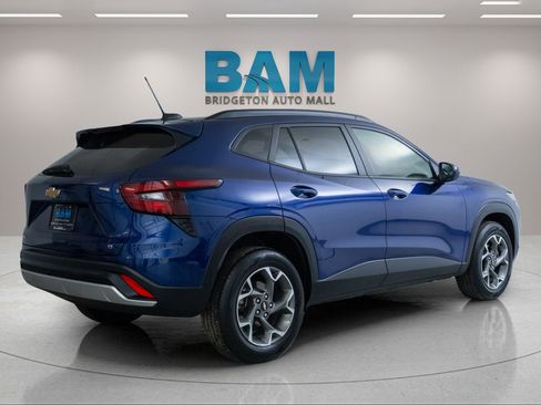 Used 2024 Chevrolet Trax LT FWD image 7
