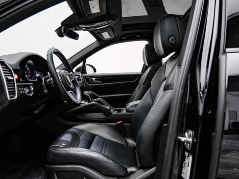 Used 2022 Porsche Cayenne w/ Premium Package image 26